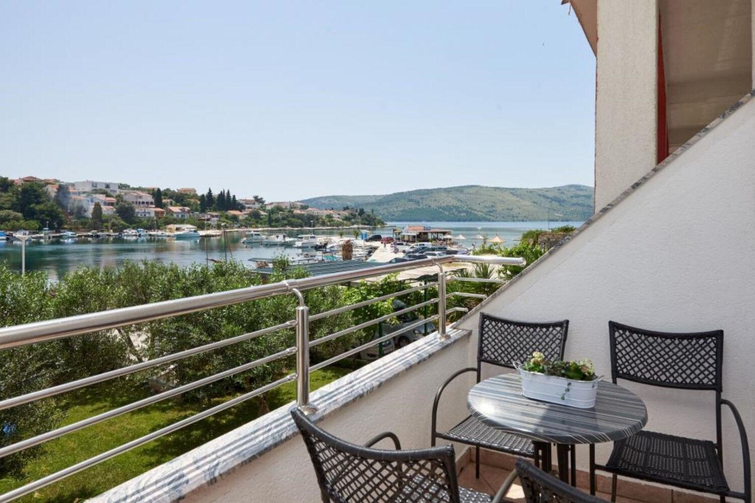 Apartments Mare - 30 M From Pebble Beach Сегет-Враница Экстерьер фото