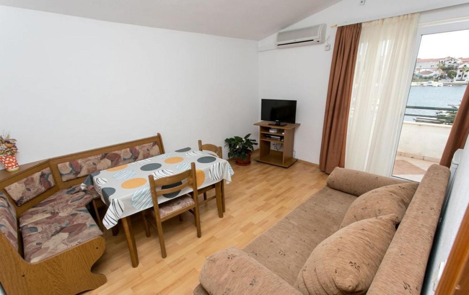 Apartments Mare - 30 M From Pebble Beach Сегет-Враница Экстерьер фото