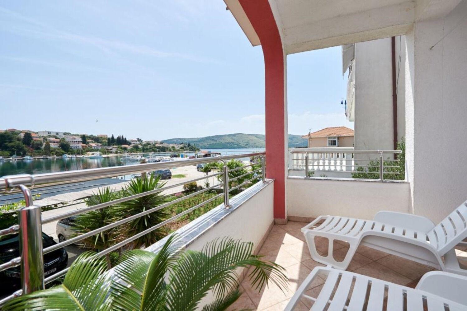 Apartments Mare - 30 M From Pebble Beach Сегет-Враница Экстерьер фото